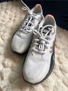 PUMA White Athletic Running Snwakers